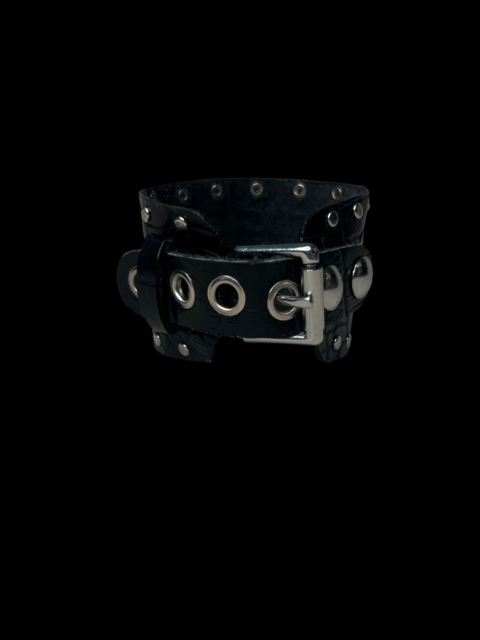 studded buckle cuff (black)