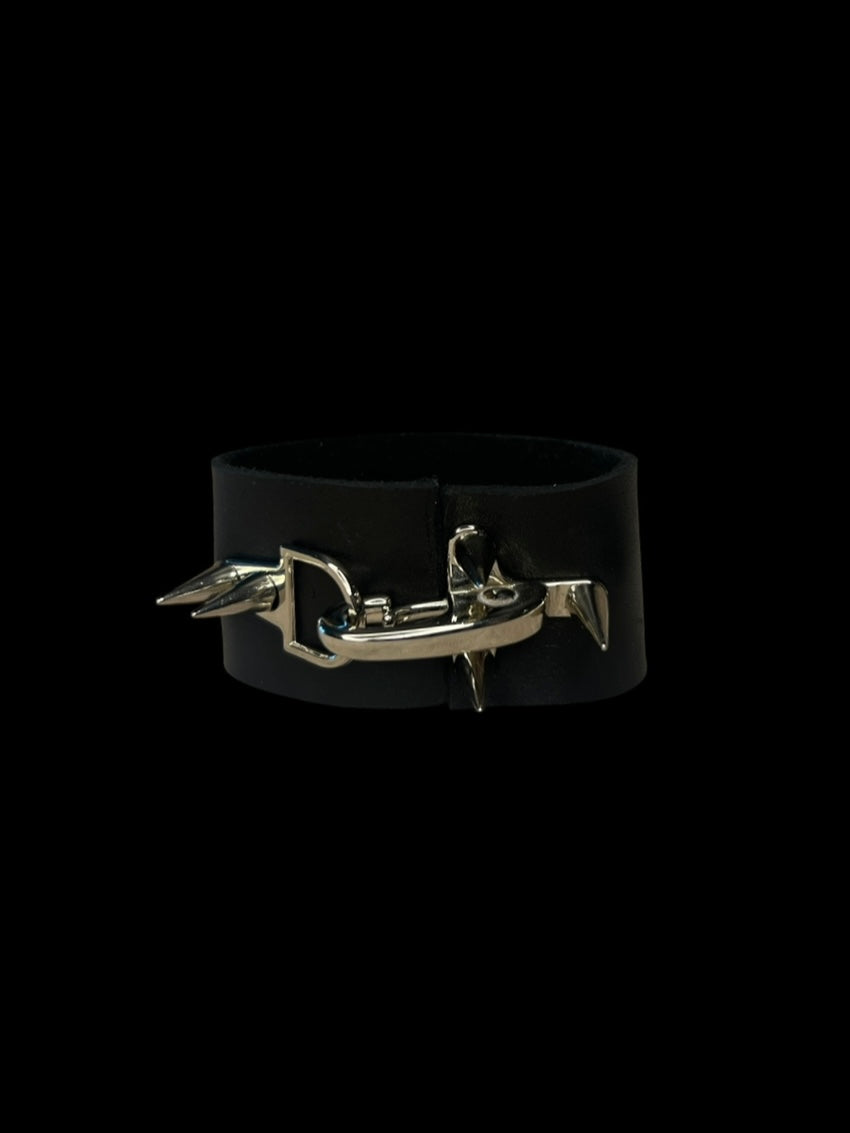 spiked fireman clasp cuff (black)