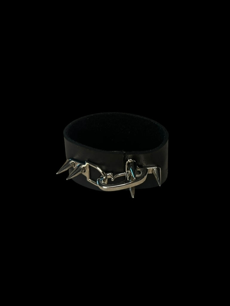 spiked fireman clasp cuff (black)